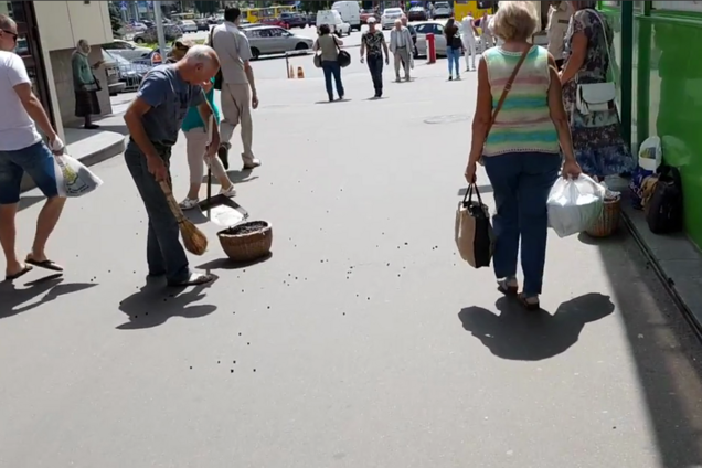 Циничный поступок уличного торговца в Киеве вызвал возмущение в сети