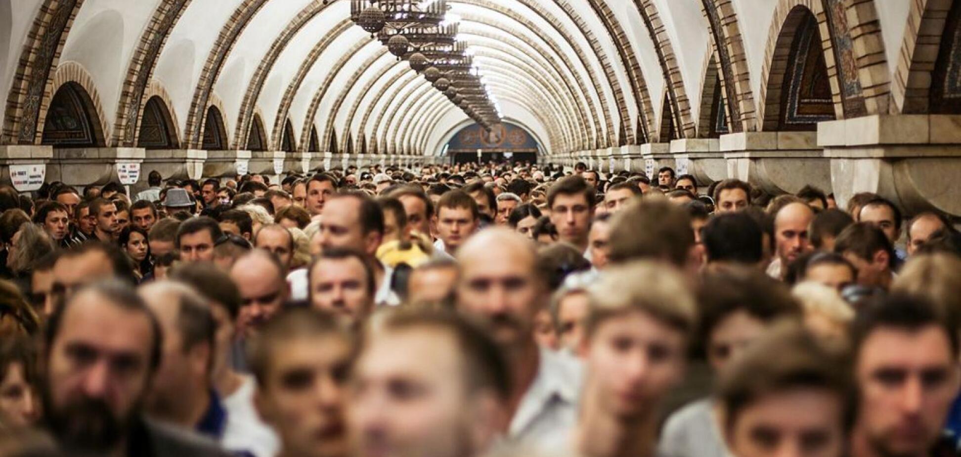 В Киеве было парализовано движение метро: что произошло