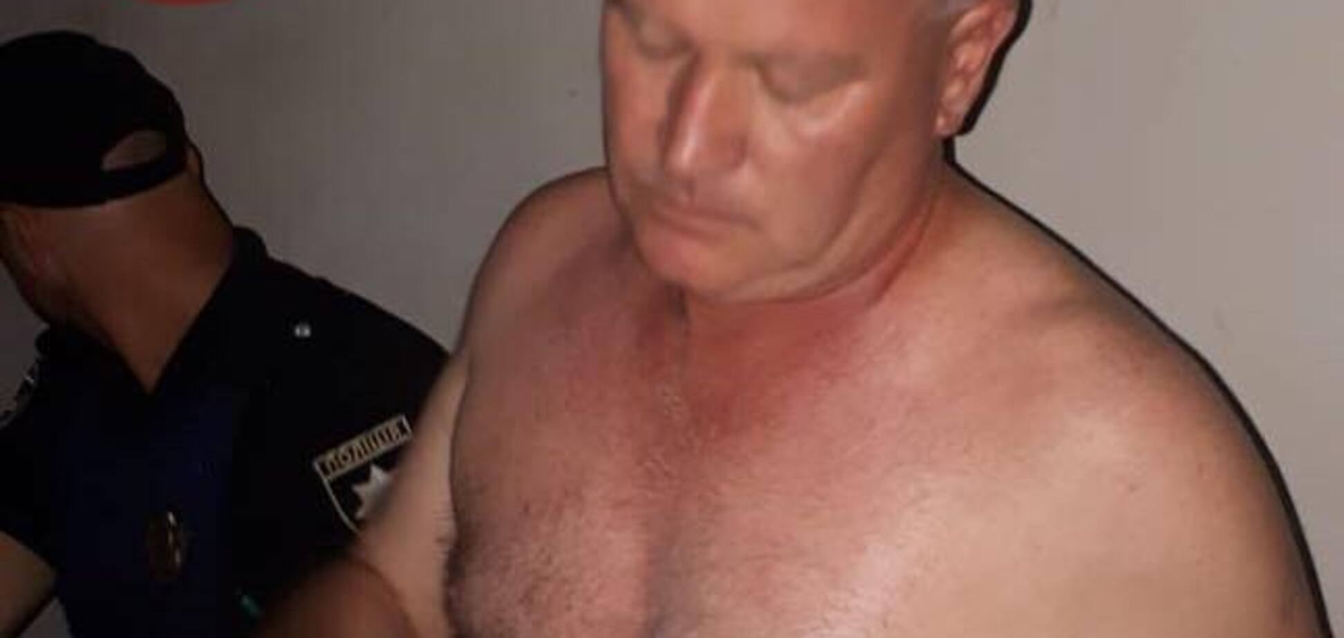 В Киеве мужчина с саблей изрезал парня: фото 18+