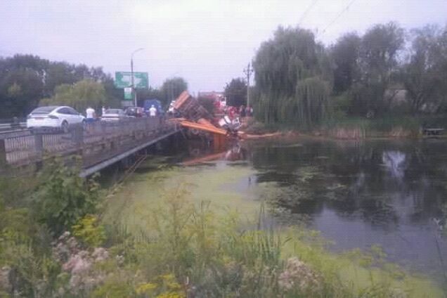 Под Хмельницким грузовик сорвался с моста в реку: жуткие фото ДТП