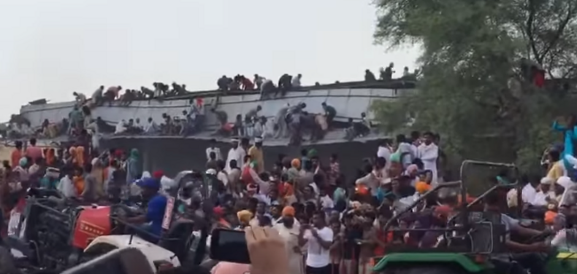 В Індії на перегонах обвалилася трибуна, убивши глядачів