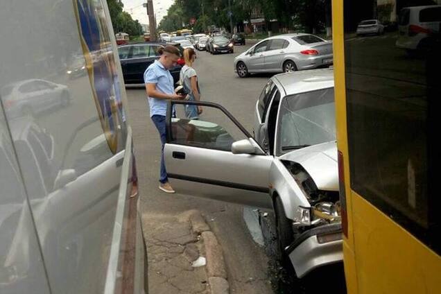 У Києві тролейбус із пасажирами потрапив у криваву ДТП: перші фото
