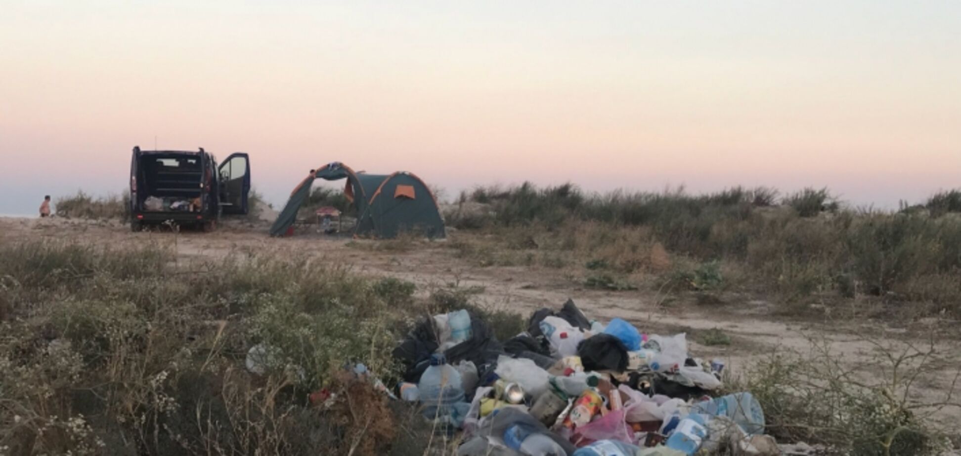 Сміттєзвалище: з'явилися фото знищеного туристами курорту під Запоріжжям