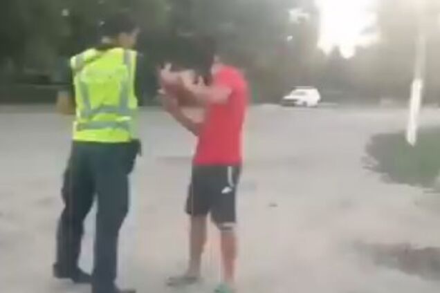 Під Одесою поліцейський побив хлопця: опубліковане відео