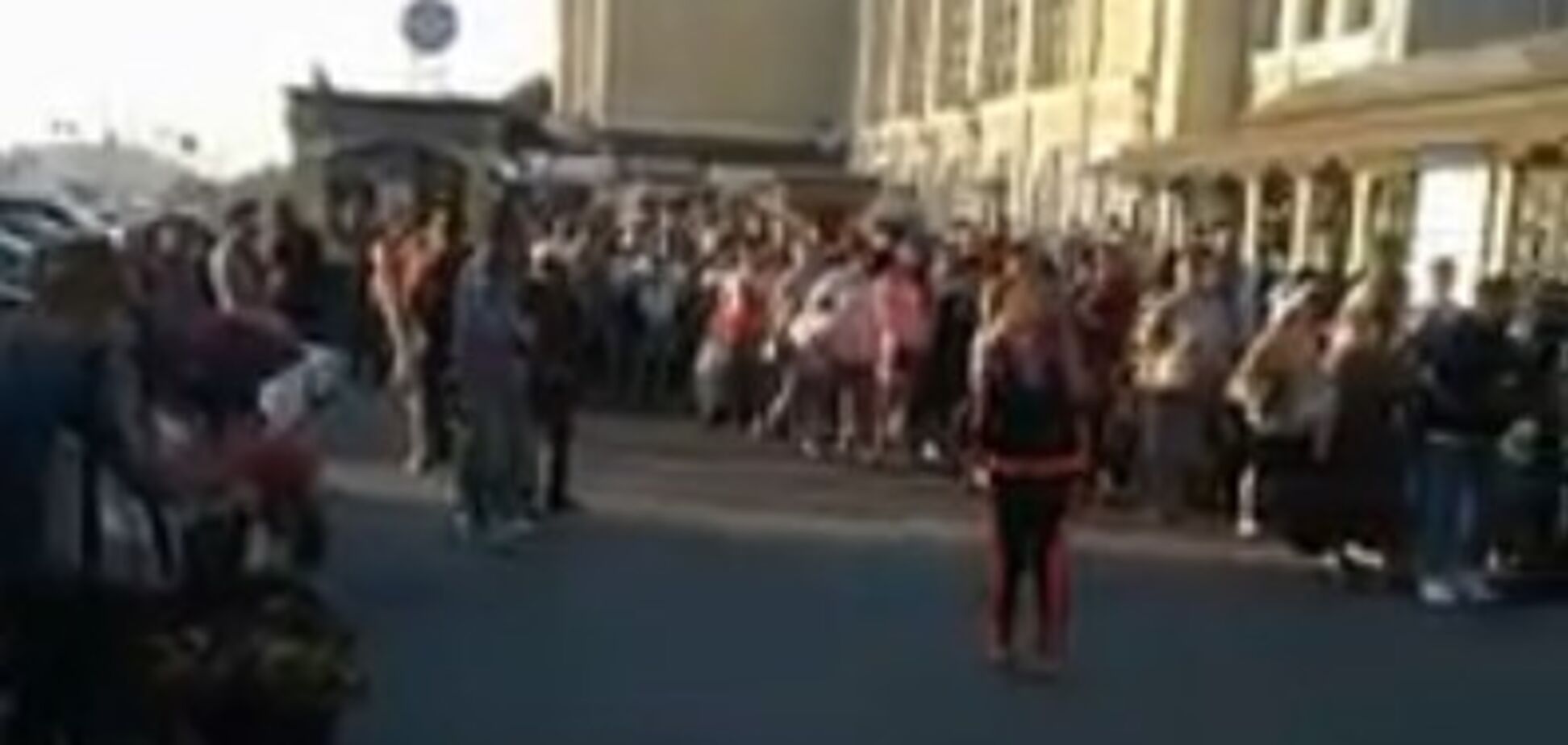 'Главное, что не за боярышником': в сети появилось видео невероятной очереди в метро Киева