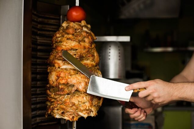 В Запорожье 4 человека отравились шаурмой