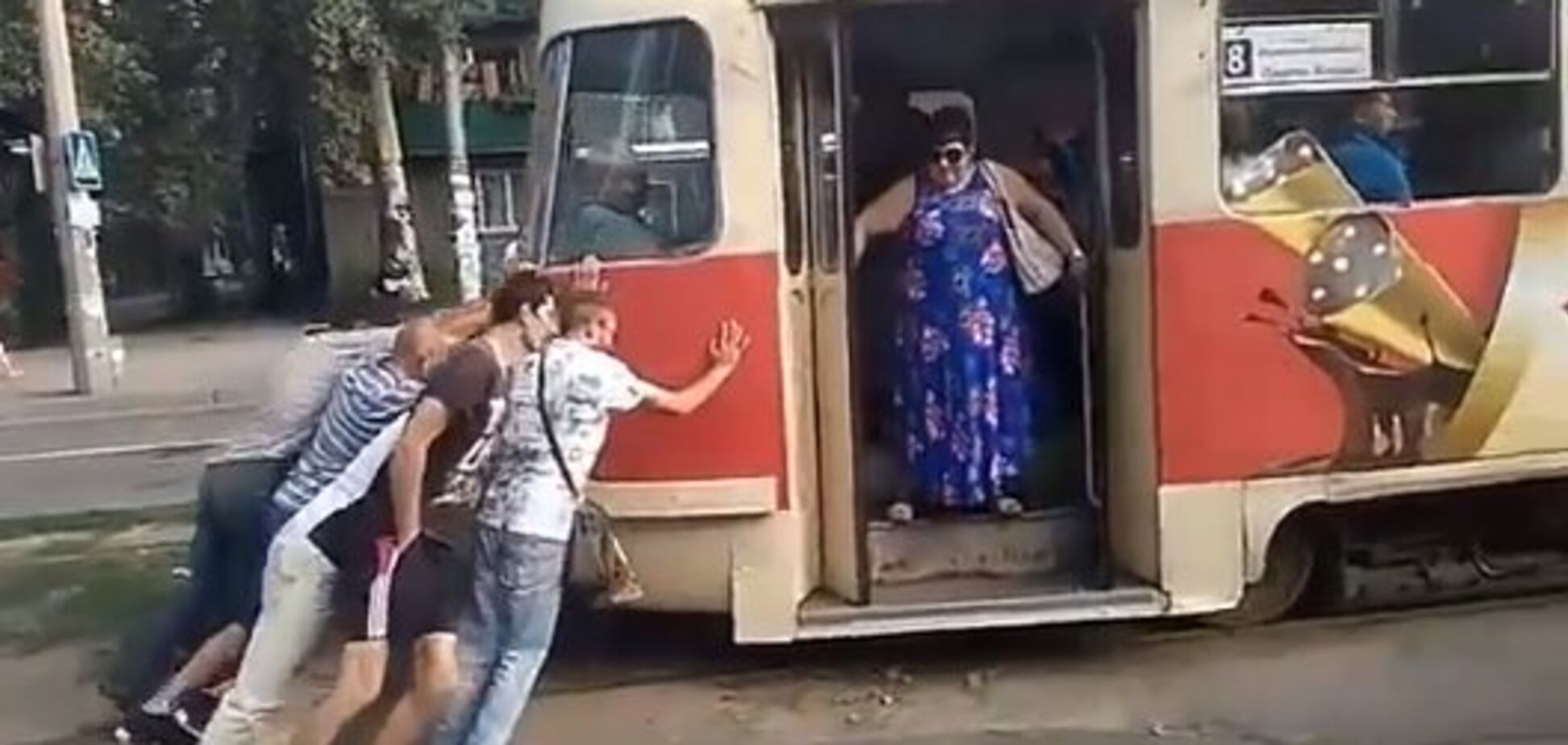 Запорожцы пытались завести трамвай 'с толкача'
