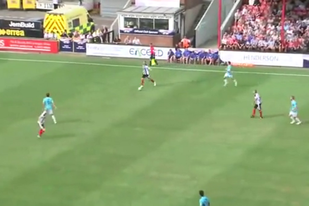 Английский футболист забил самый нелепый автогол сезона - видео шедевра