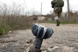РФ і так розвалиться. Їй жити ще років 10-15 - партизан