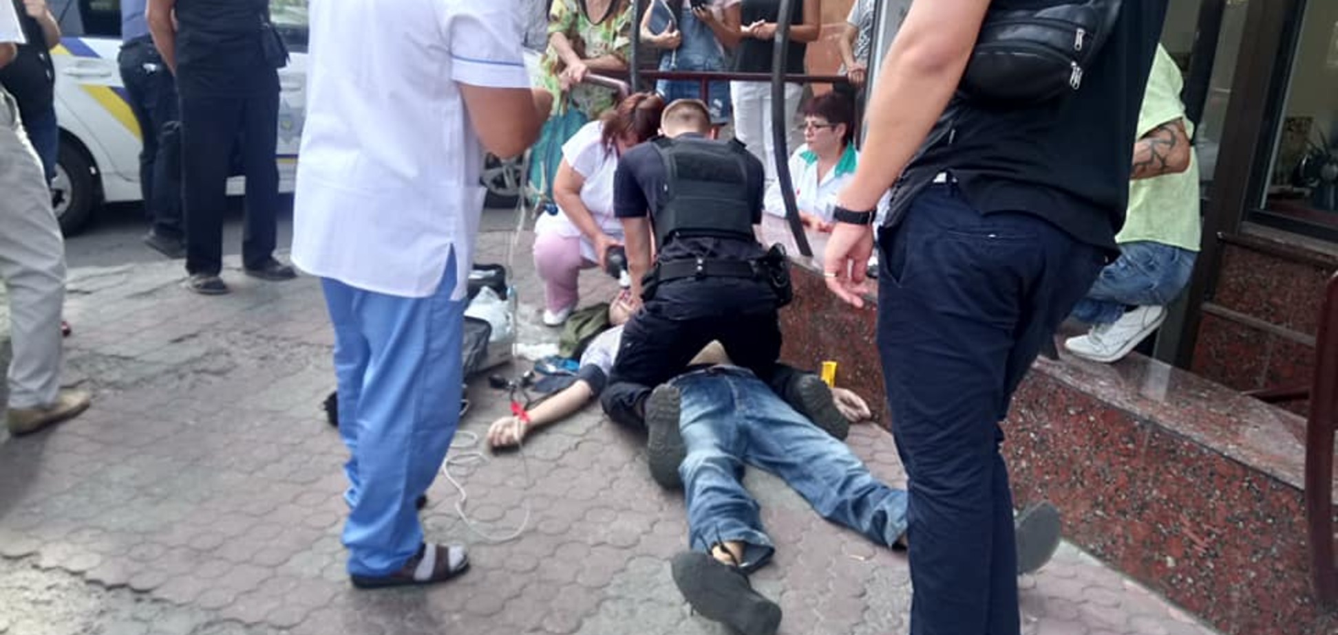 Откачивали до приезда 'скорой': полицейские из Днепра стали героями сети