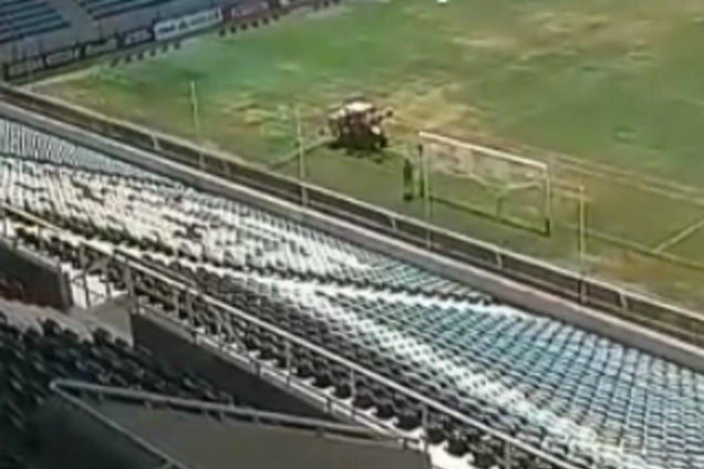 В Одессе своеобразно готовят поле к матчу ЛЕ 'Мариуполь' - 'Бордо'