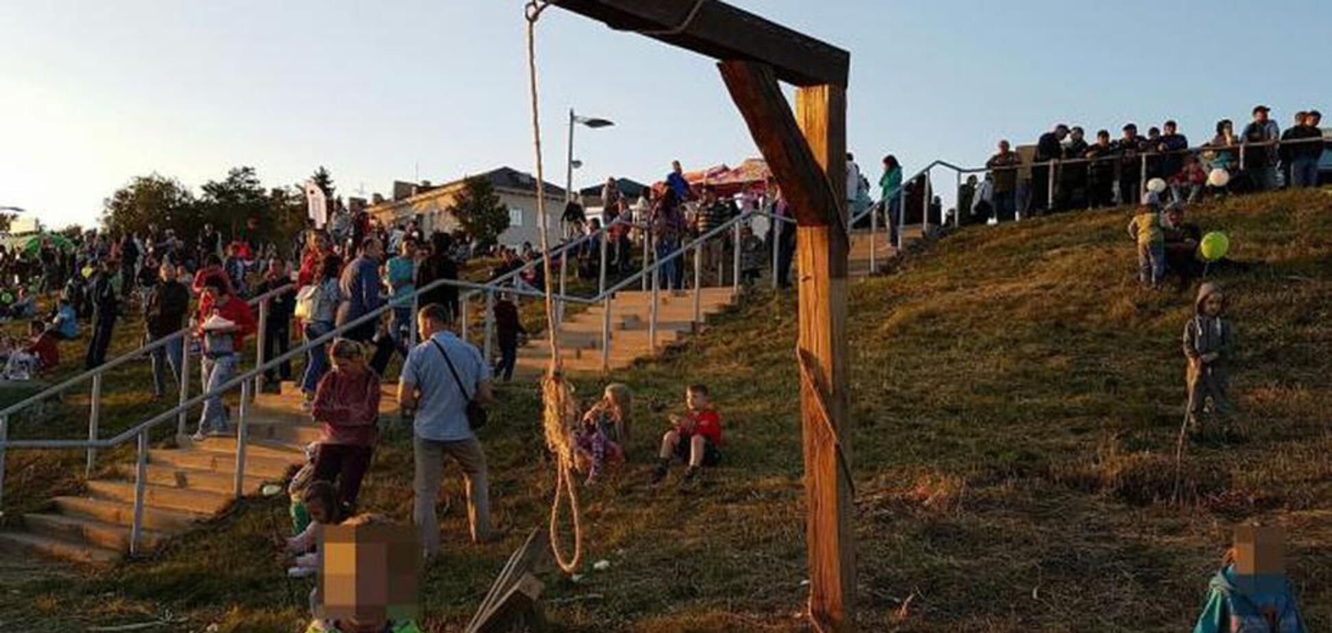 'Нехай холопи звикають': у Росії посеред площі встановили шибеницю