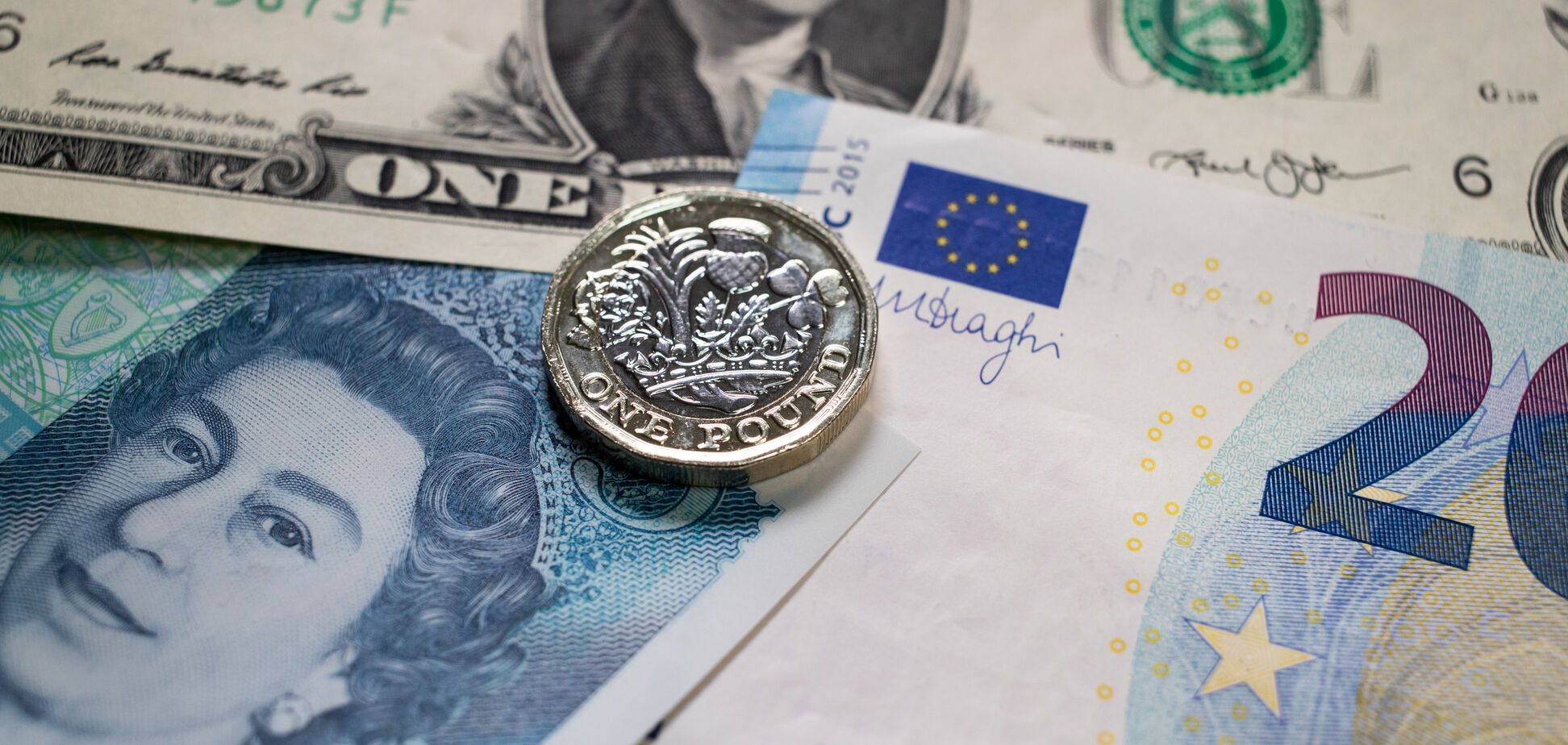 В Україні значно подешевшали долар і євро