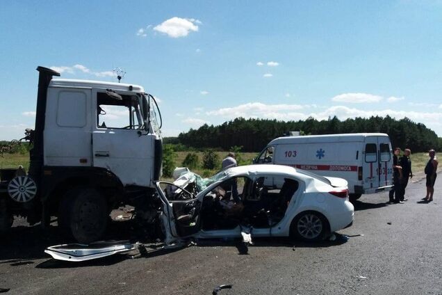 На Херсонщині неадекватний водій убив двох своїх дітей: всі подробиці