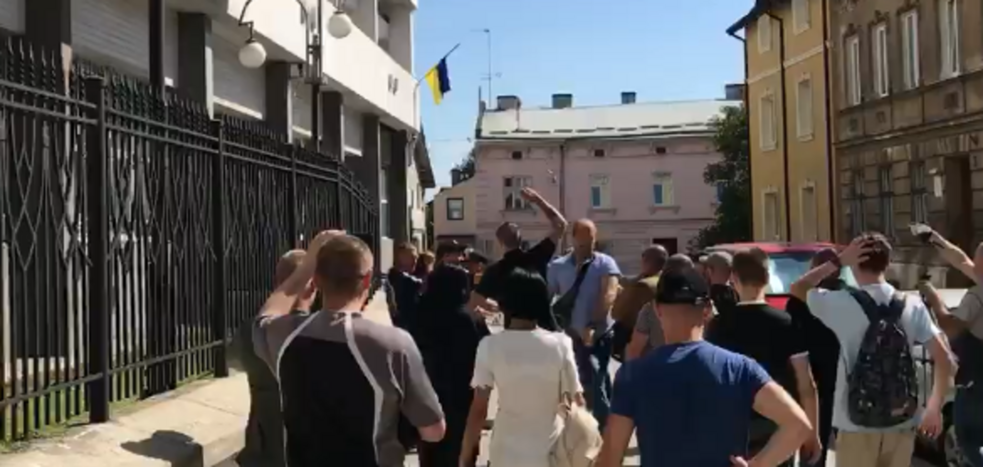 У Львові закидали помідорами скандального проросійського блогера