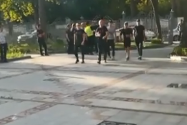 У Києві університет 'окупували' тітушки: їхні обличчя потрапили на відео