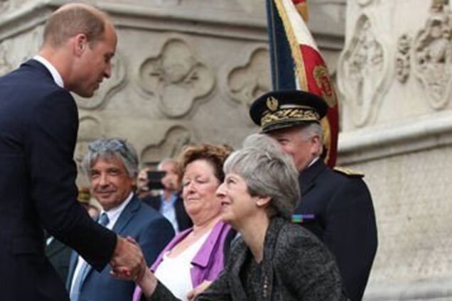 'Облизала туфли?' Реверанс Терезы Мэй перед принцем Уильямом рассмешил сеть