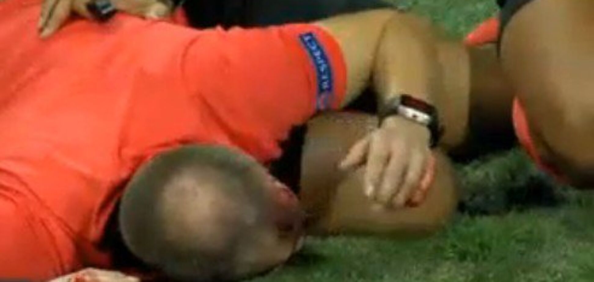 На Лізі Європи трапився кривавий інцидент з арбітром - опубліковано відео