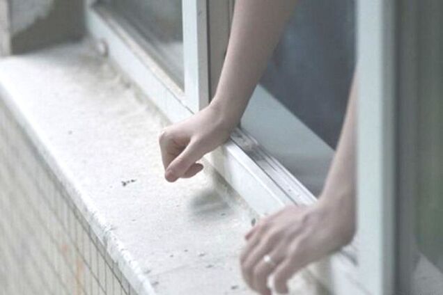 В Киеве подросток выпал с девятого этажа: первые подробности