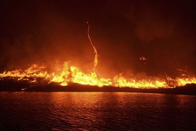 Жителей Великобритании напугал огненный торнадо: аномалию сняли на видео