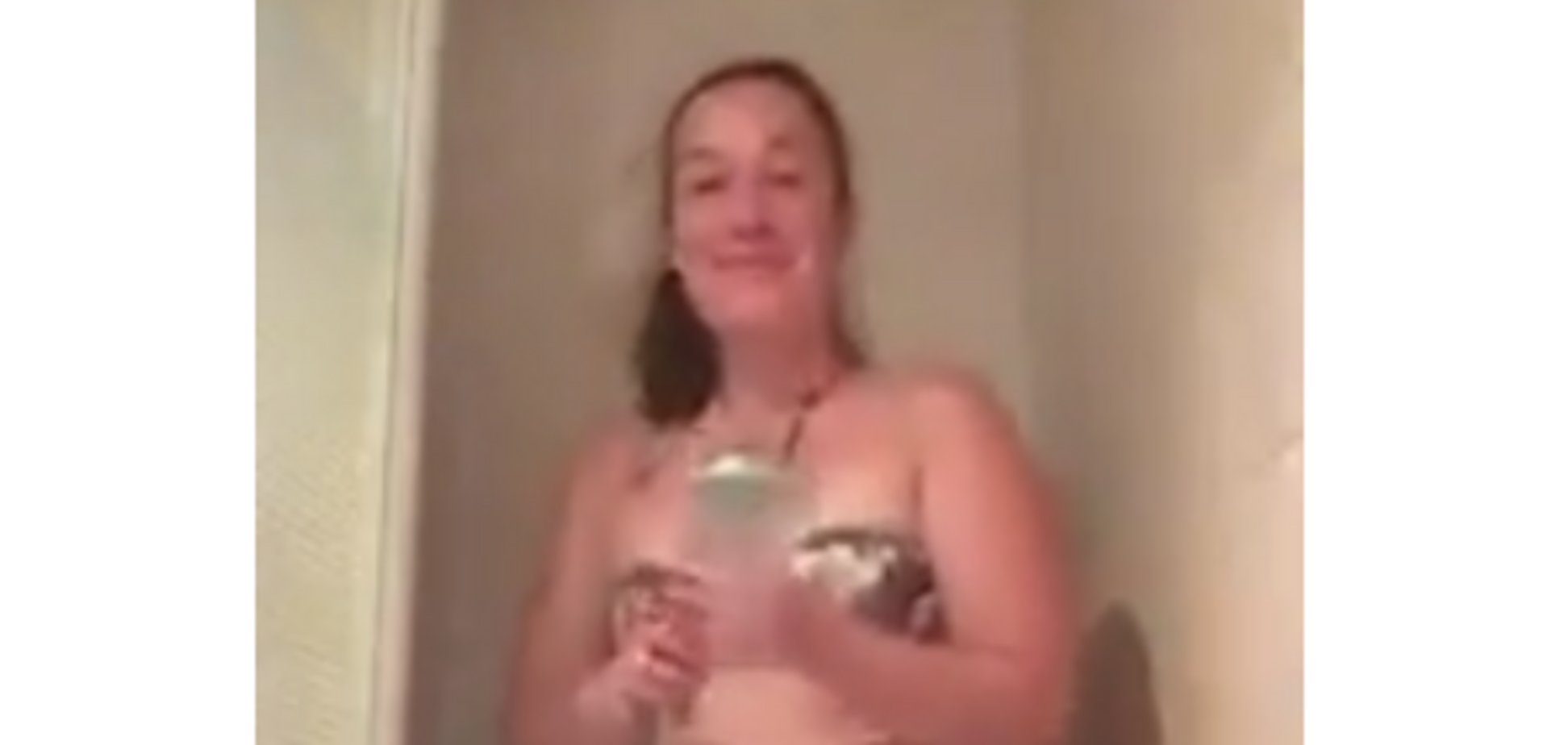 'Зачем так много ид*отов?' В России кандидат в депутаты разозлила сеть голым видео из душа