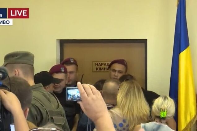 'Скотыняка!' В суде над Савченко произошли стычки. Видеофакт
