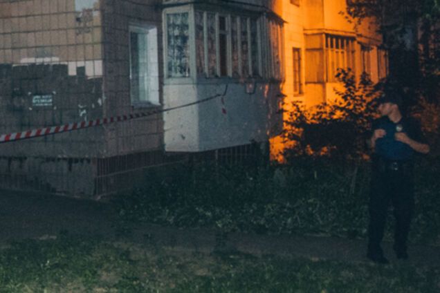 У спальному районі Києва знайшли повішену жінку: фото 18+