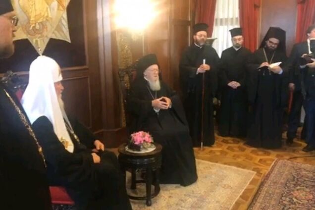 Кремлевские попы зарывают бюсты Путина и Дзержинского