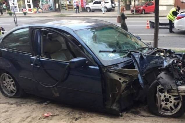 У центрі Києва авто на 'єврономерах' вилетіло на тротуар: фото і відео з місця ДТП