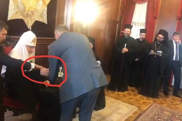 'Новичок?' Патриарх Варфоломей отказался от подозрительного напитка РПЦ. Видеофакт