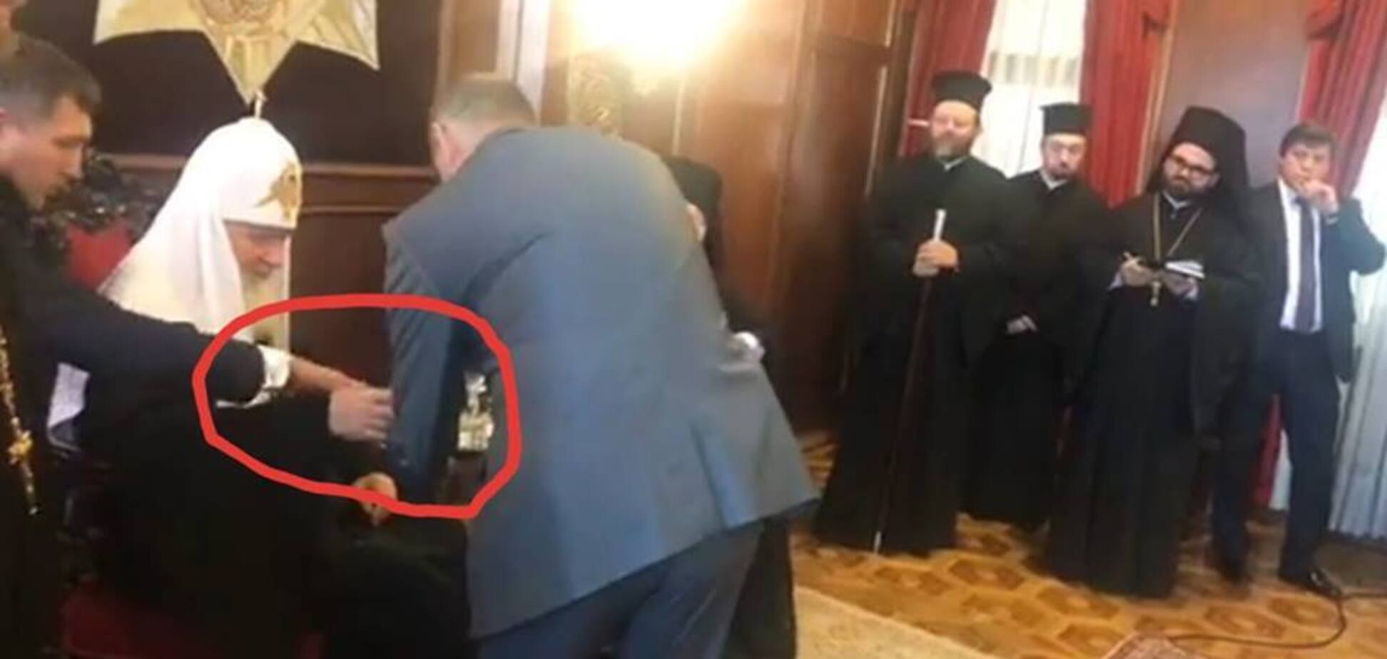 'Новичок?' Патриарх Варфоломей отказался от подозрительного напитка РПЦ. Видеофакт