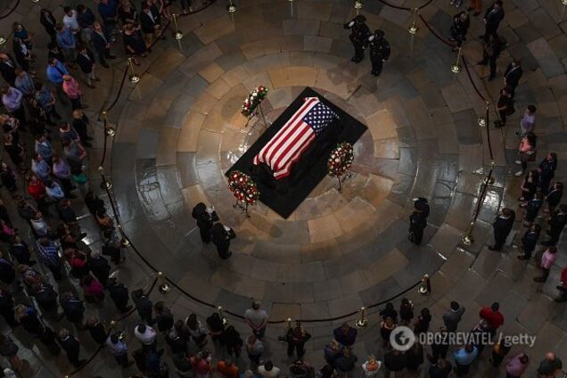 'Так виглядає еліта': сім'я Маккейна вразила поведінкою на похоронах