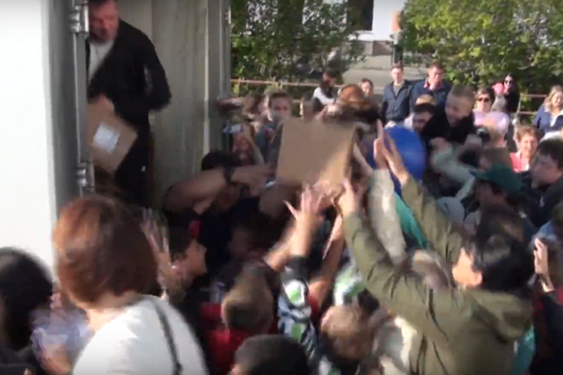 'Лопаты не хватает!' В России любители халявы атаковали фургон с мороженым