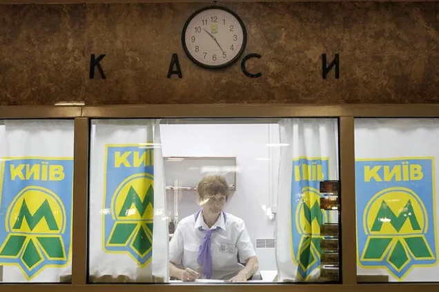 По жетону в одні руки: в метро Києва пояснили вимушений захід