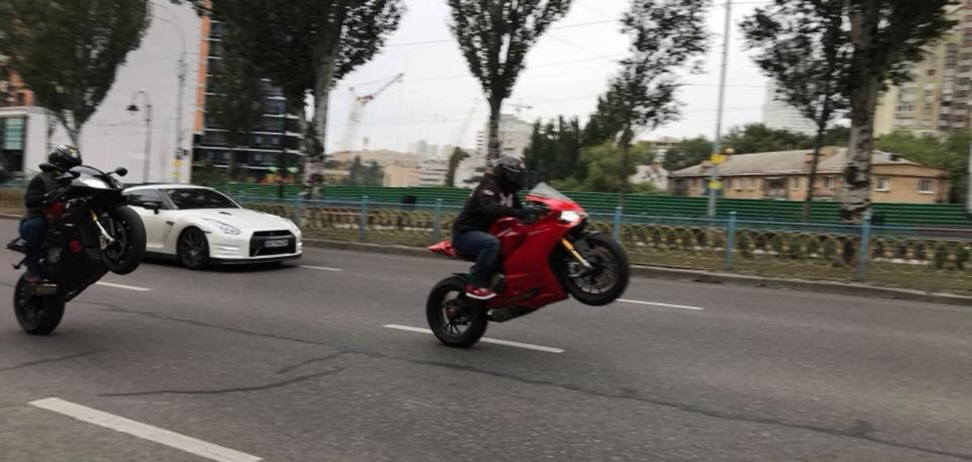 ''Со столбов будут отскребать!'' В центре Киева устроили жесткие мотогонки