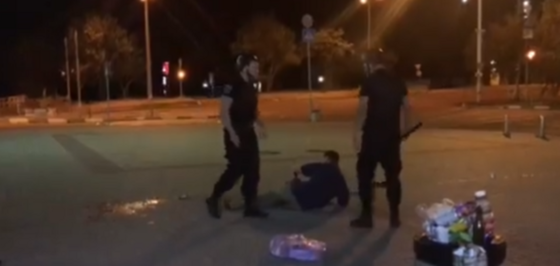 В Запорожье сотрудники охранной службы возле магазина избили покупателя (ВИДЕО)