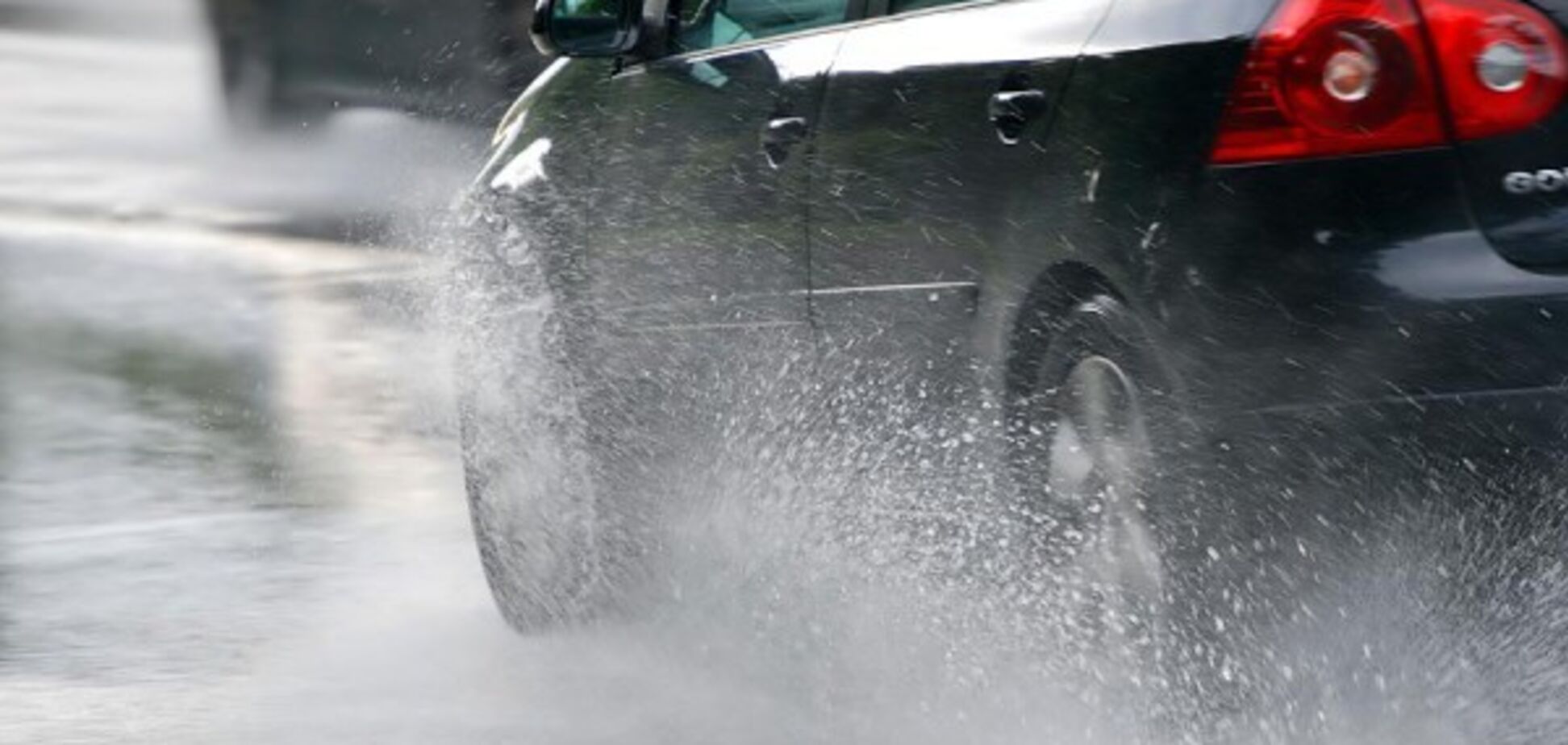 Серьезные последствия: как правильно ездить по лужам