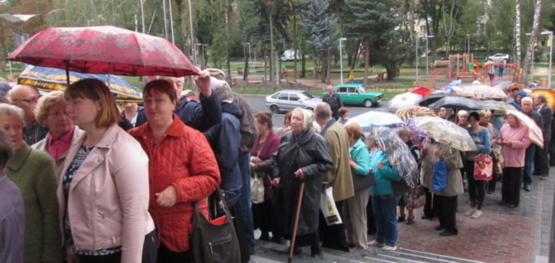'Втрачають свідомість': з'явилося відео кілометрової черги за субсидіями у Вінниці