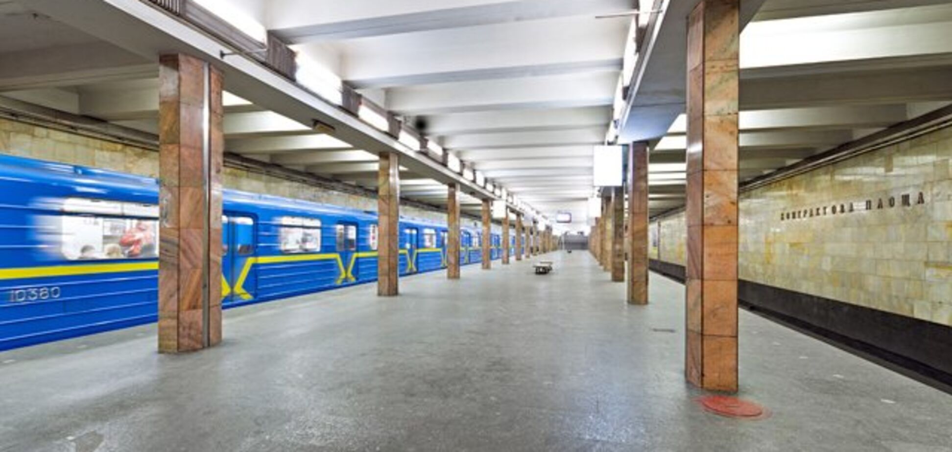 У Києві іноземець кинувся під поїзд метро: фото з місця НП