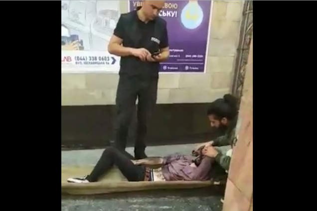 У Києві чоловік кинувся під потяг метро: відео інциденту