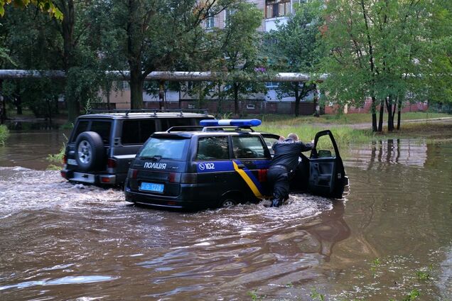 У Дніпрі проїзна частина перетворилася на річку: що сталося