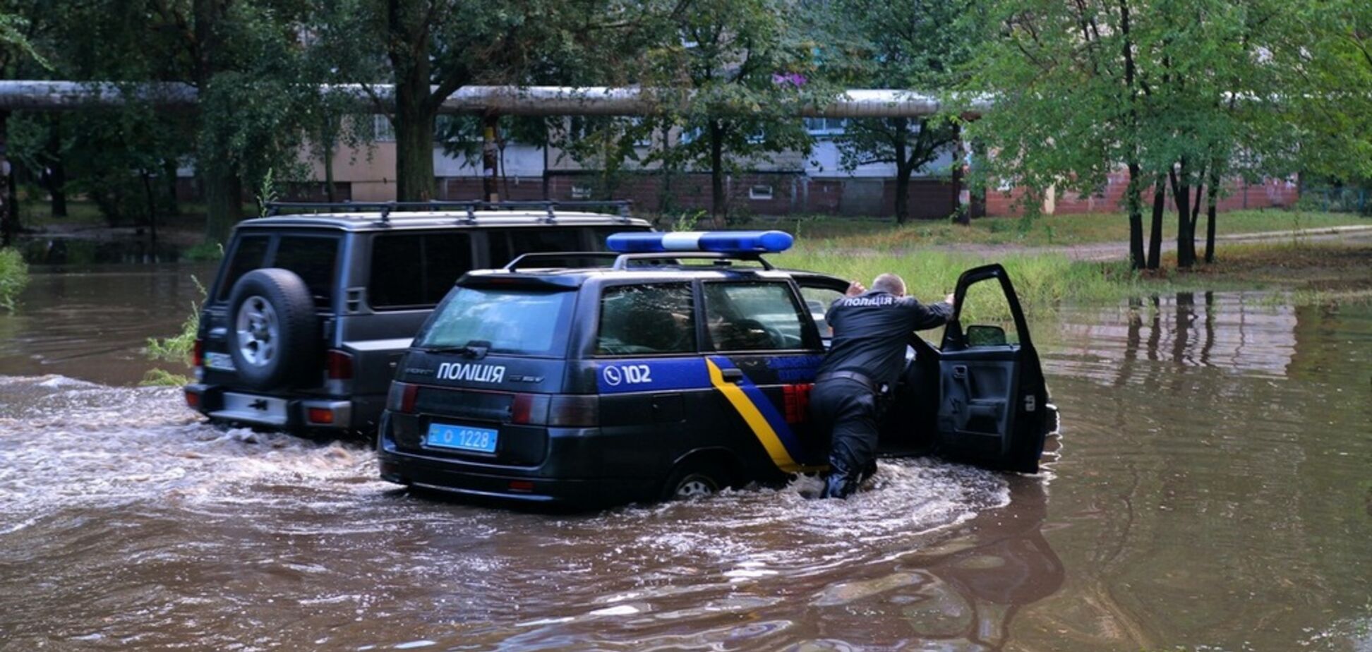 У Дніпрі проїзна частина перетворилася на річку: що сталося