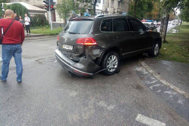 В Запорожье священнослужитель на кроссовере проехал на 'красный' и врезался в 'Жигули'