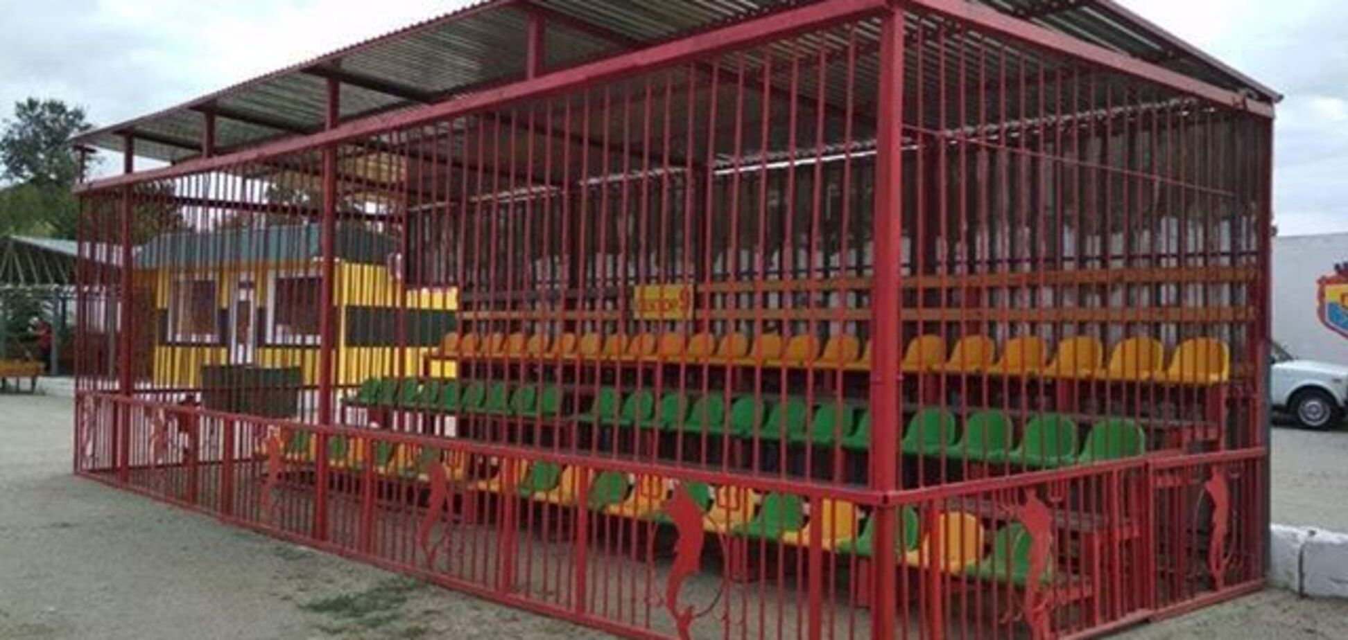 Український футбольний клуб посадив фанатів у клітку