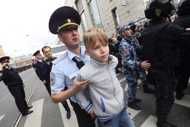 'Путін в пупок поцілує': в Росії висміяли воюючу проти дітей поліцію