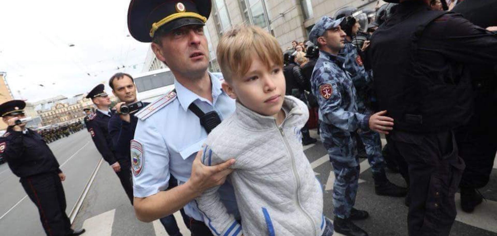 'Путин в пупок поцелует': в России высмеяли воюющую против детей полицию