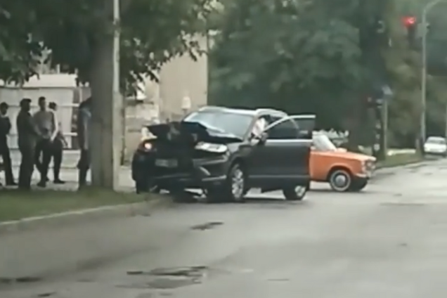 'Прихожане покроют': священник в Запорожье влетел внедорожником в столб