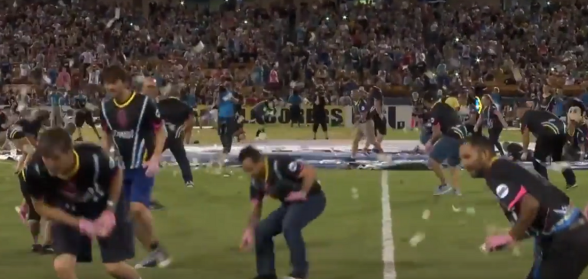 Футболісти на стадіоні влаштували дощ із доларів - опубліковано відео