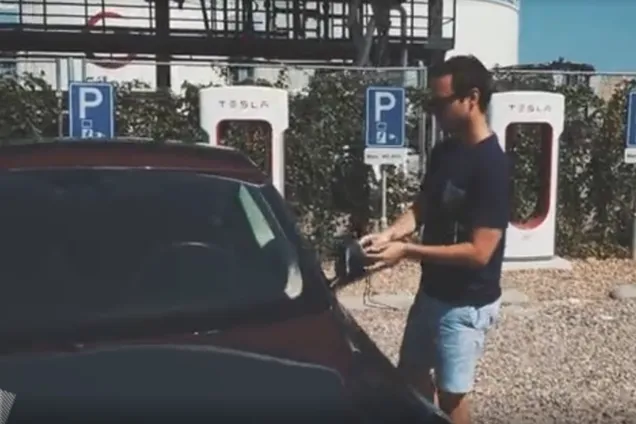 Хакери зламали Tesla за 2 секунди