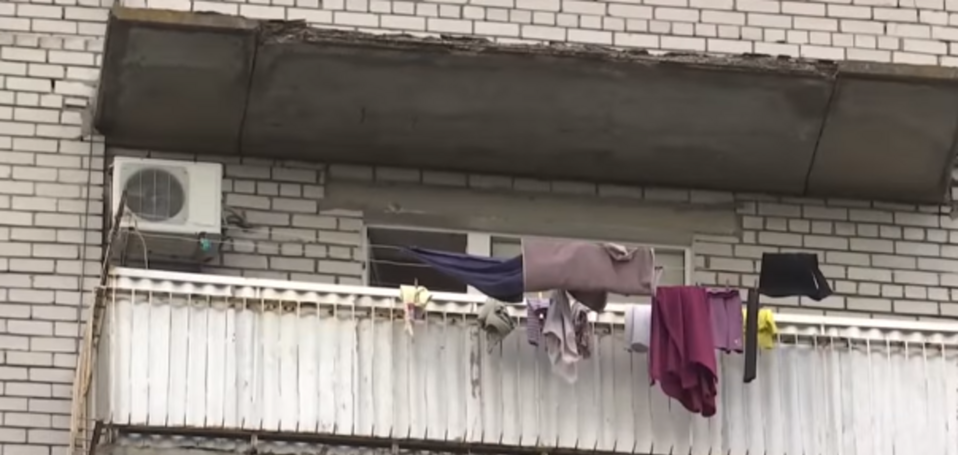 Держали ангелы-хранители: в Днепре 2-летняя девочка осталась невредимой после падения с 10 этажа